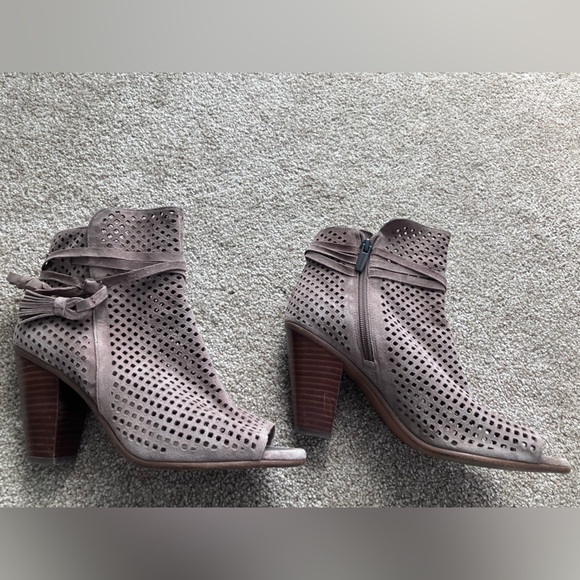 Vince Camuto Tan Mesh Leather Peep Toe Heeled Ankle Booties Size 9M - Picture 4 of 6